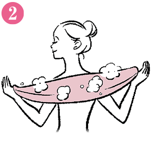 ボディタオルの両端に指を引っ掛け、背中を洗います。